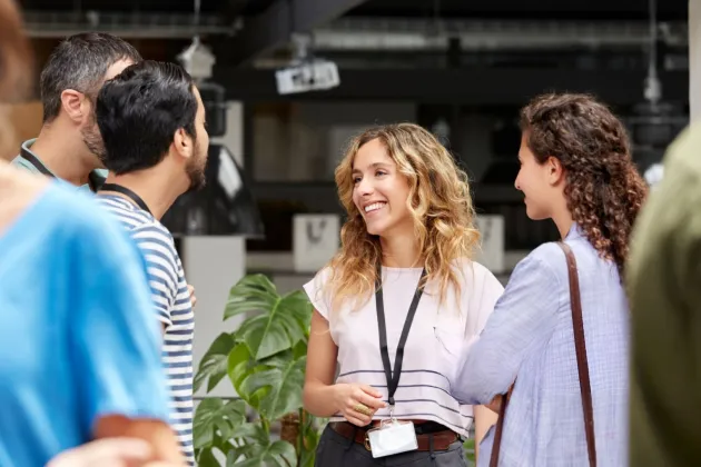 Kvinnor pratar i grupp